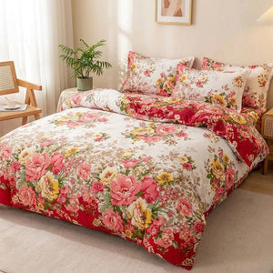 Parure de lit fleurie dans une chambre cosy avec fauteuil en rotin et plante verte