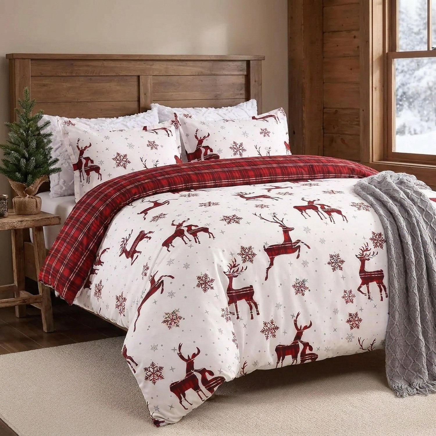 Parure de lit de Noël dans une chambre chalet avec tête de lit en bois et plaid gris