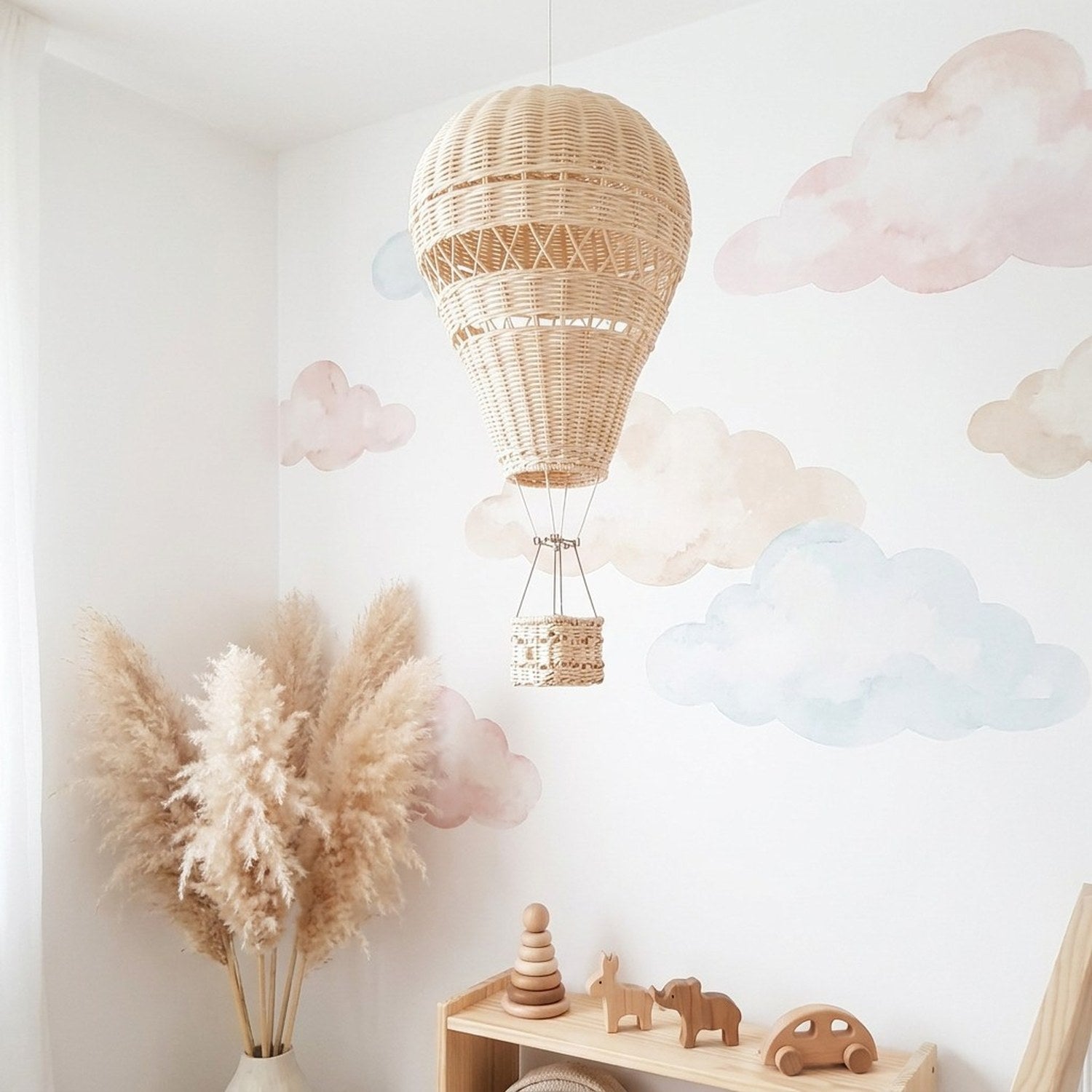 Ballon décoratif rotin dans chambre bébé aux nuages pastels