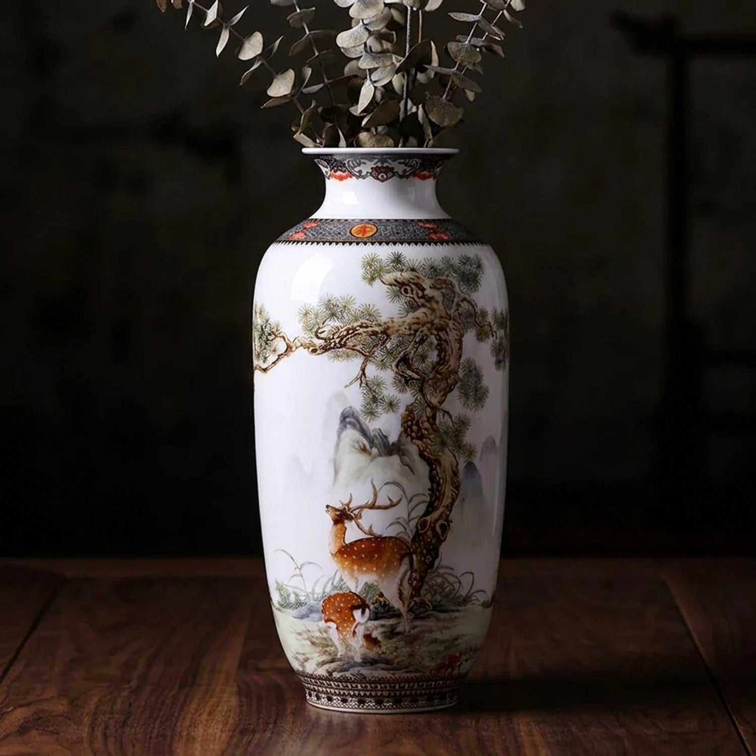 Vase céramique Jingdezhen gros plan sur la scène peinte à la main sur fond sombre