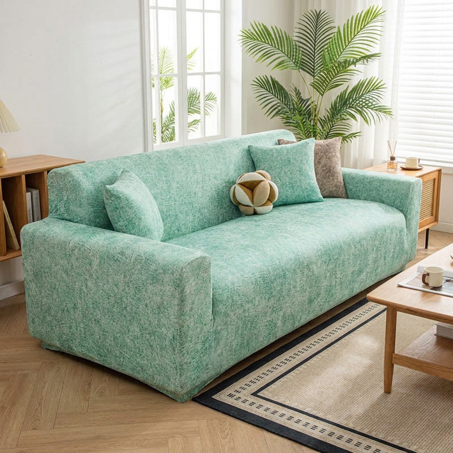 Housse de canapé jacquard extensible dans un salon lumineux
