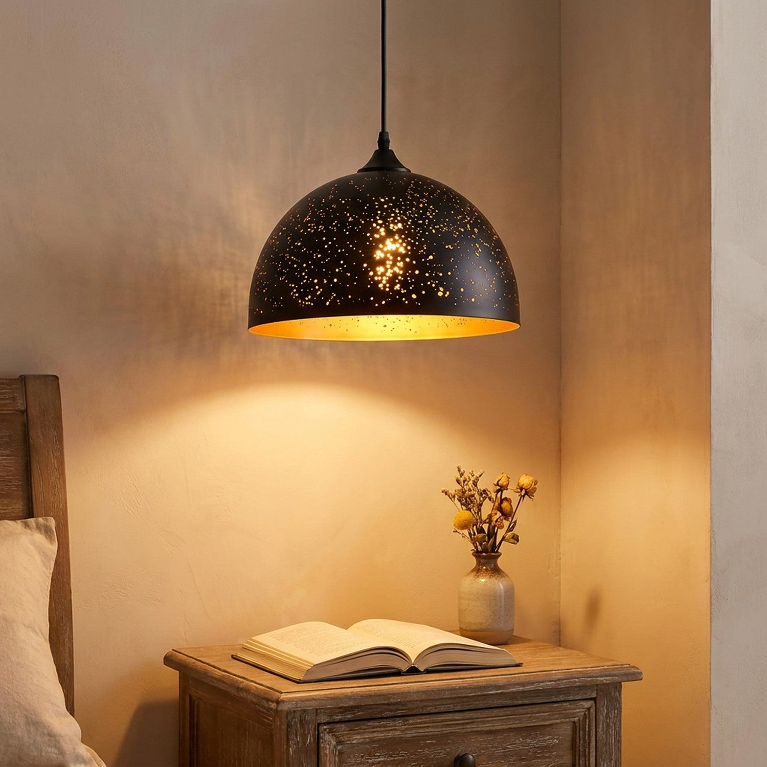 Suspension vintage forme dôme au-dessus d'une table de chevet en chambre