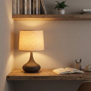 Abat-jour tambour lin beige sur lampe de bureau dans bibliothèque lumineuse