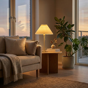 Abat-jour plissé beige sur lampe laiton salon scandinave lumière dorée