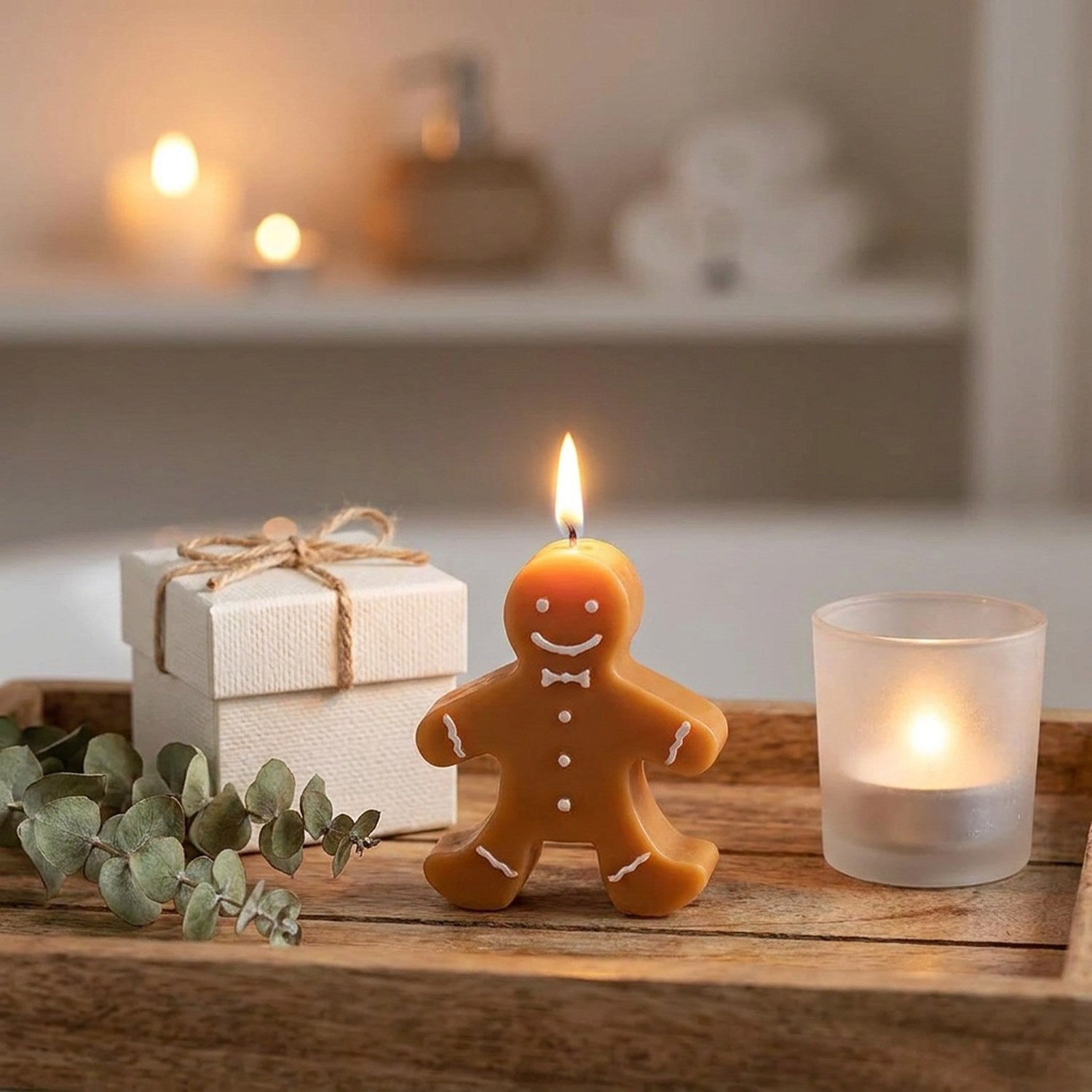 Bougie pain d'épice Noël allumée sur plateau zen avec coffret cadeau et bougeoir