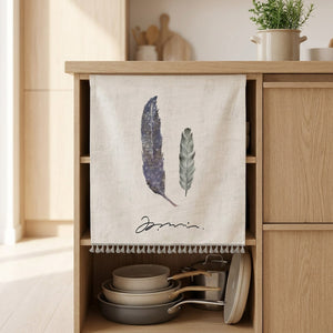 Rideau cache meuble motif plumes couvrant un rangement ouvert avec casseroles