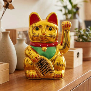 Chat porte-bonheur doré sur un comptoir de boutique avec décoration neutre chaleureuse
