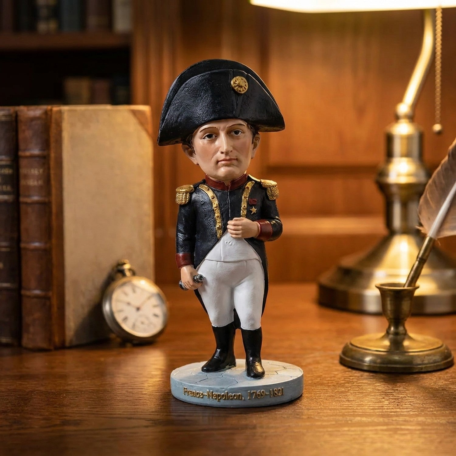 Statue Napoléon Bonaparte sur bureau style cabinet de curiosités ambiance chaleureuse