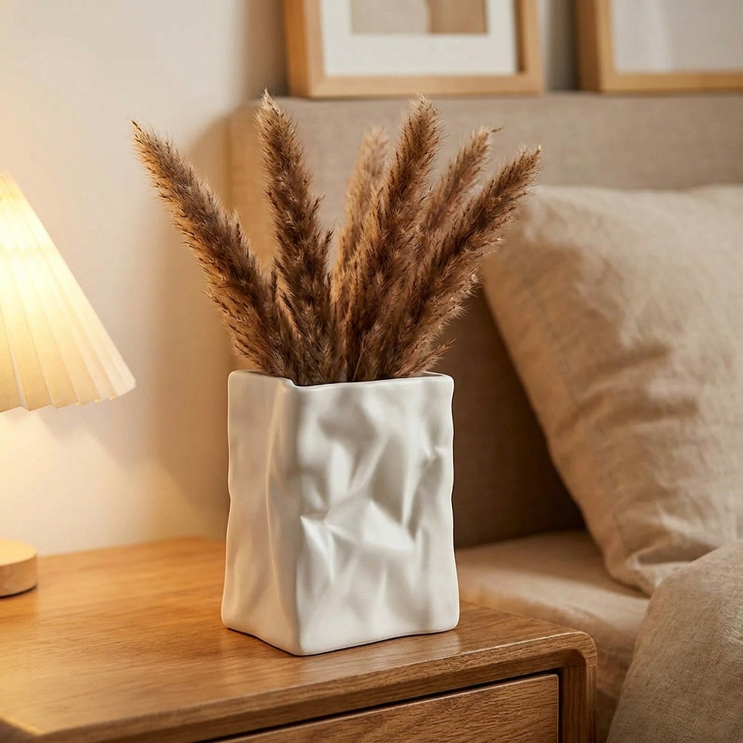 Vase froissé nordique blanc avec pampa doré sur table de chevet chambre atmosphère chaleureuse