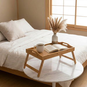 Plateau de lit en bambou avec thé sur table en marbre