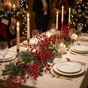 Vigne de canneberge artificielle décorant une table de fête avec bougies et eucalyptus