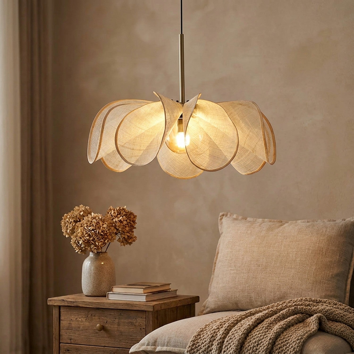 Suspension Wabi Sabi tissu dans une chambre cocooning avec table de chevet