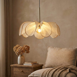 Suspension Wabi Sabi tissu dans une chambre cocooning avec table de chevet