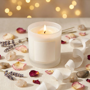 Bougie parfumée flat lay pétales ruban cadeau romantique