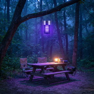Lampe anti-insectes solaire en camping forêt blue hour