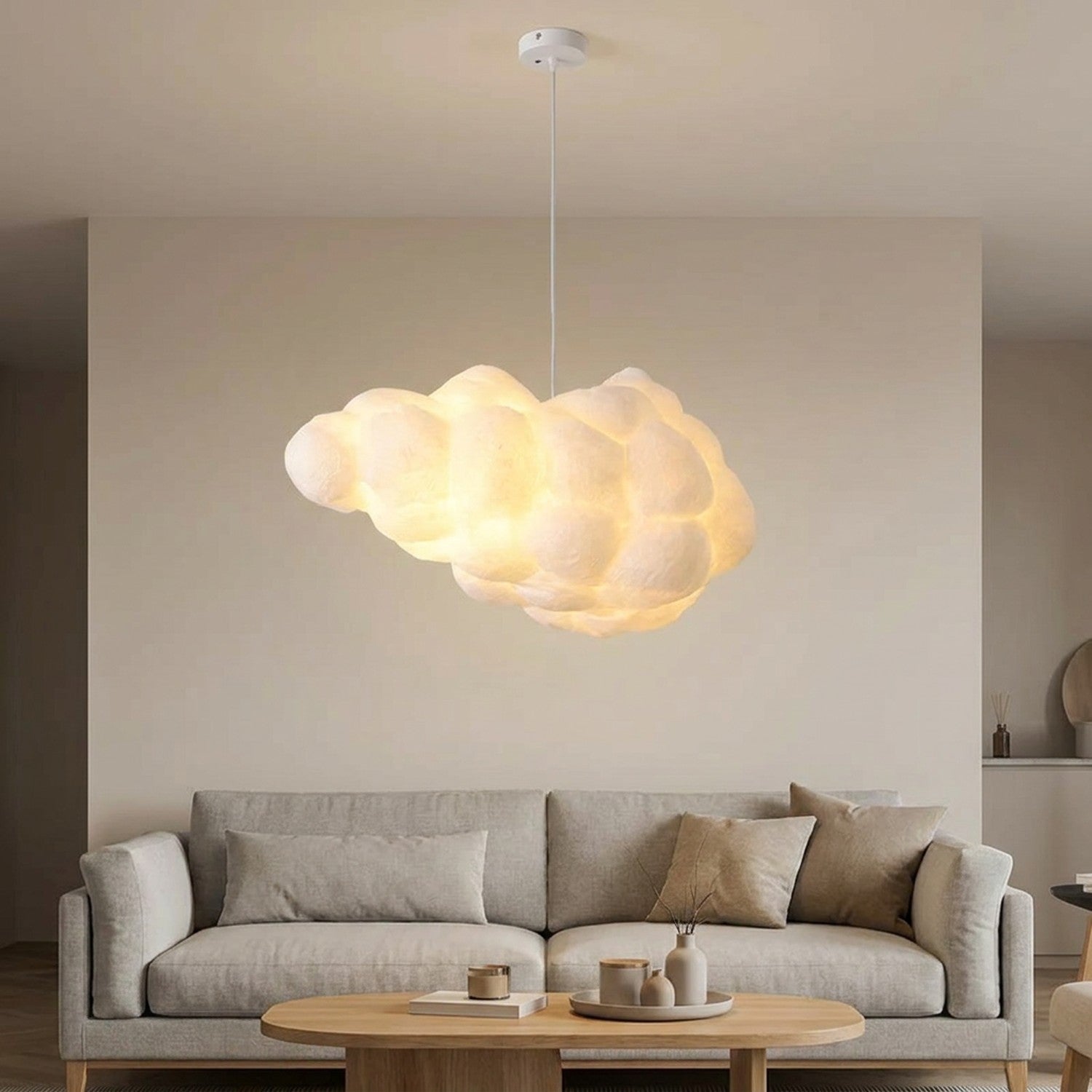 Suspension nuage blanche LED dans un salon moderne avec canapé gris