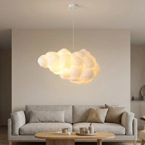 Suspension nuage blanche LED dans un salon moderne avec canapé gris
