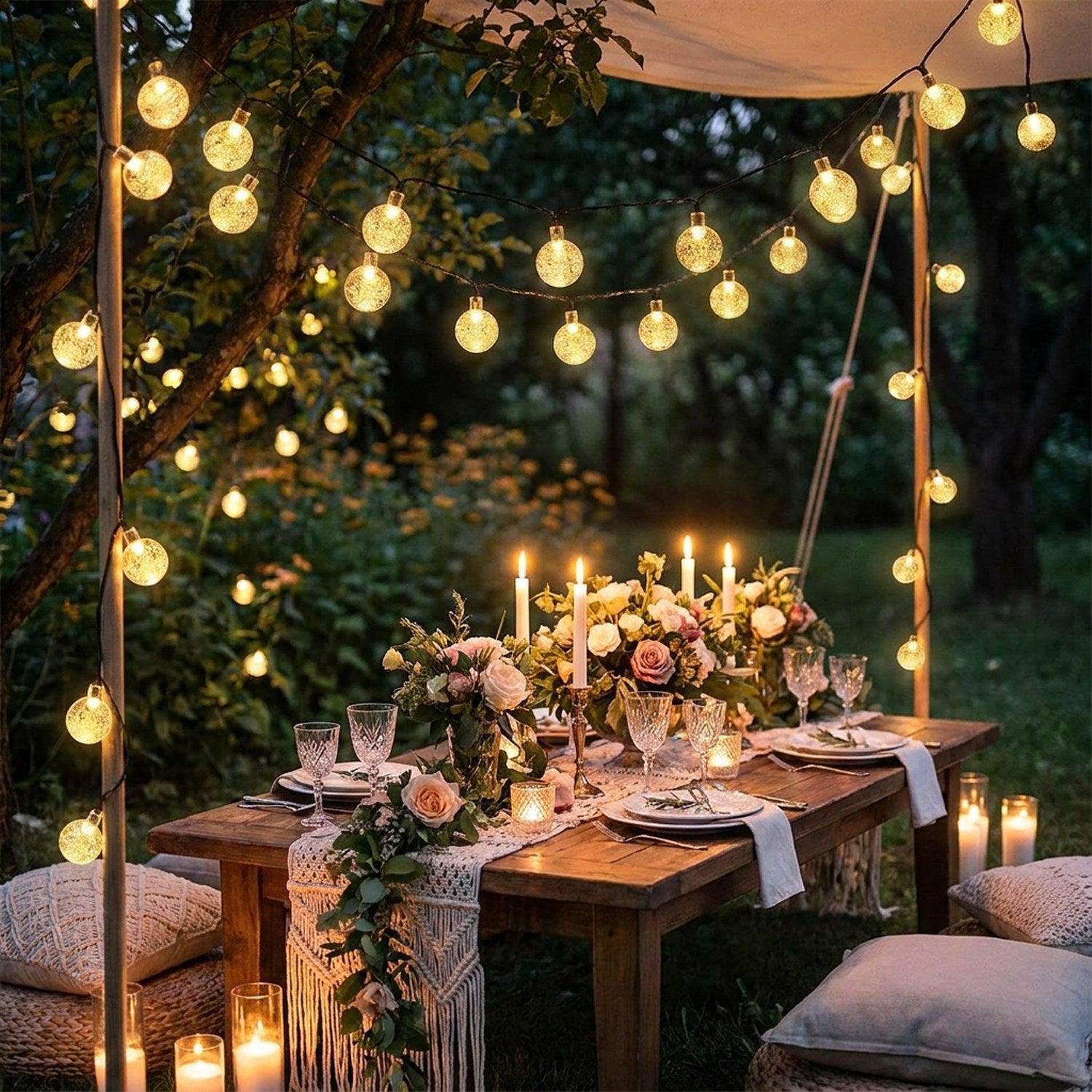Guirlande lumineuse solaire au-dessus d'une table de dîner romantique en extérieur
