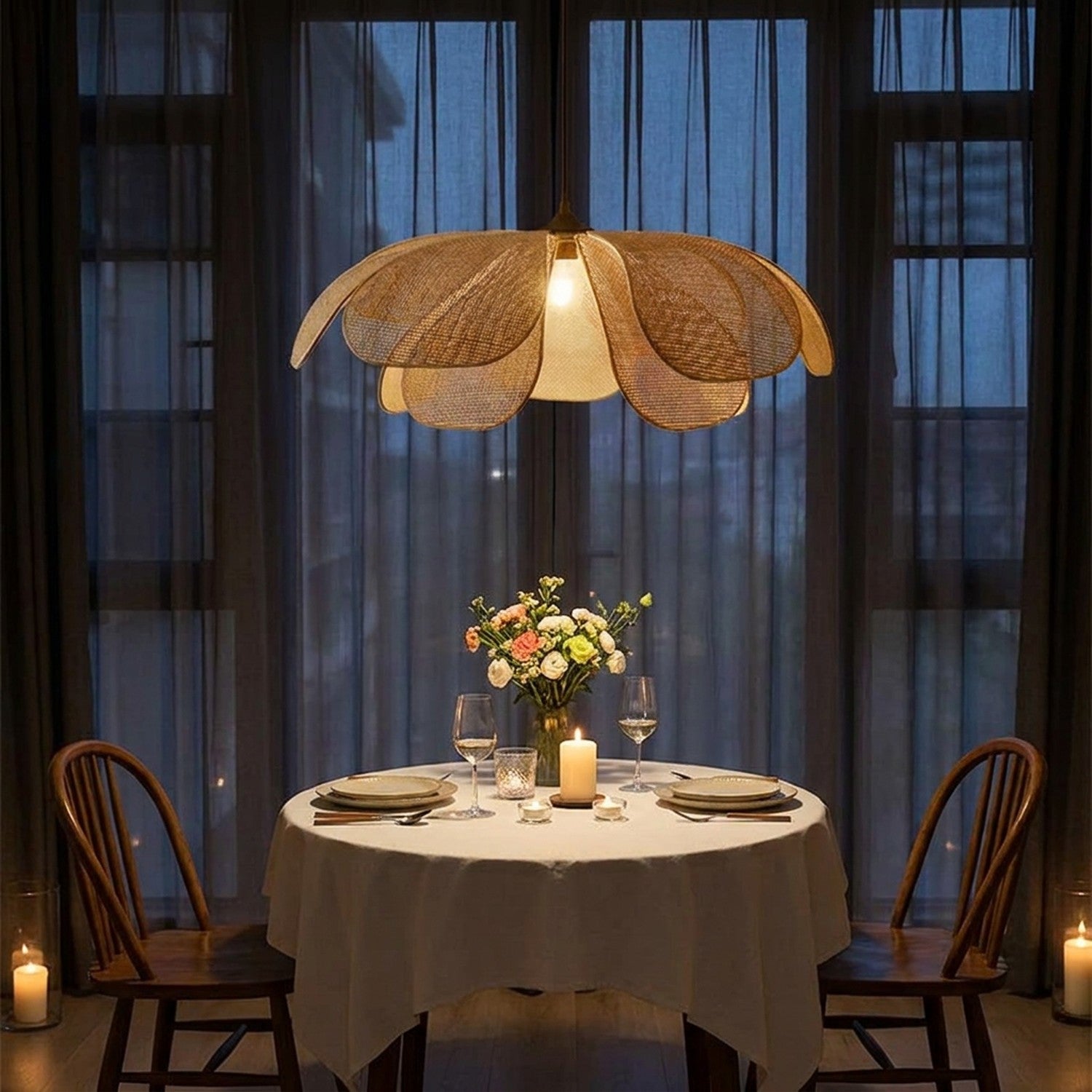 Suspension rotin au-dessus table dîner romantique bougies