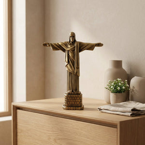 Statuette Christ Rédempteur sur buffet scandinave en bois clair dans un intérieur minimaliste