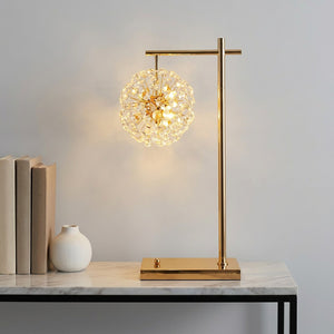 Lampe de table en cristal doré sur bureau ou console dans un intérieur luxueux