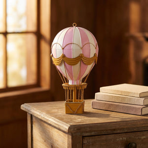 Ballon à air chaud décoratif métal forgé sur table en bois avec éclairage doré ambiance cosy