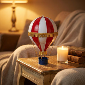 Ballon à air chaud en métal forgé 15cm sur table vintage avec bougie éclairage doré ambiance cosy