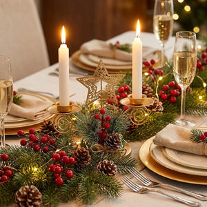 Centre de table Noël avec bougeoir étoile doré et bougies allumées en ambiance festive