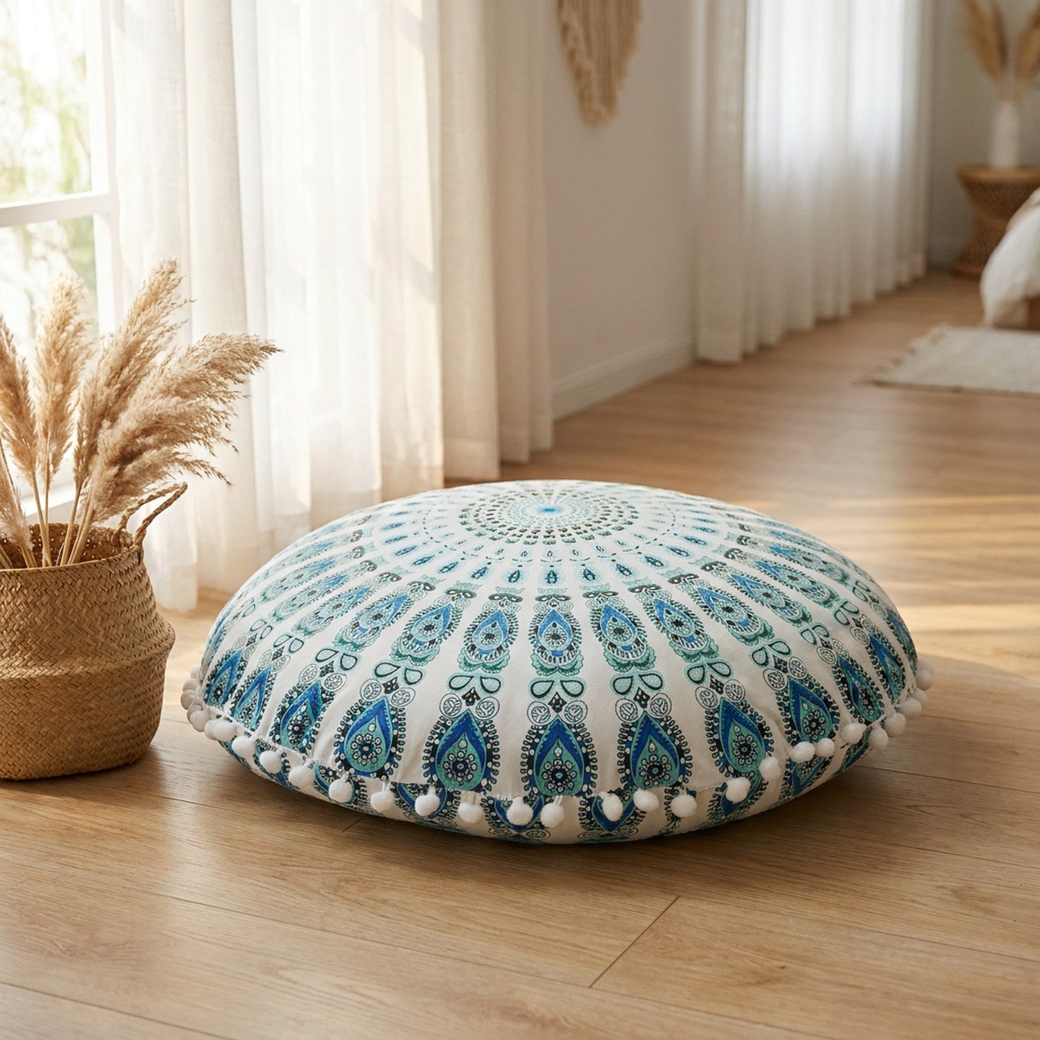 Housse de coussin mandala bohème posée près d'une fenêtre avec pampas décoratifs