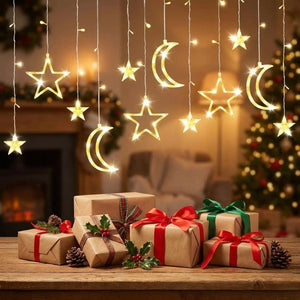 Guirlande rideau LED étoile et lune au-dessus d'une table de cadeaux de Noël