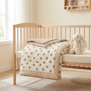 Couette bébé motif ours pliée dans une chambre enfant lumineuse