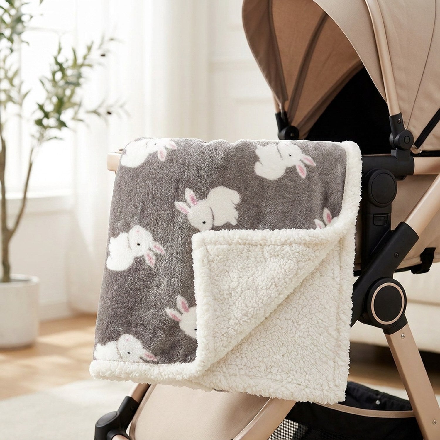 Couverture bébé motif lapins posée sur une poussette dans un salon lumineux