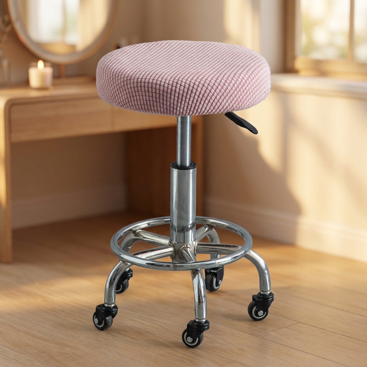 Housse de chaise ronde rose sur tabouret près d'une coiffeuse