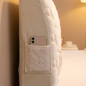 Gros plan sur la poche de rangement matelassée avec un téléphone glissé dedans