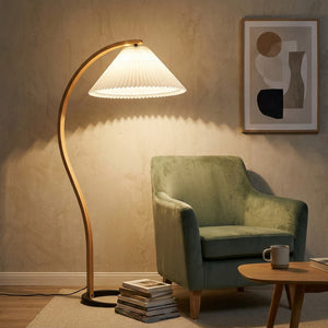 Lampadaire arc bois blanc dans un coin lecture moderne avec fauteuil vert