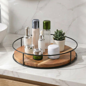 Plateau tournant en bois sur plan de salle de bain marbre avec produits cosmétiques
