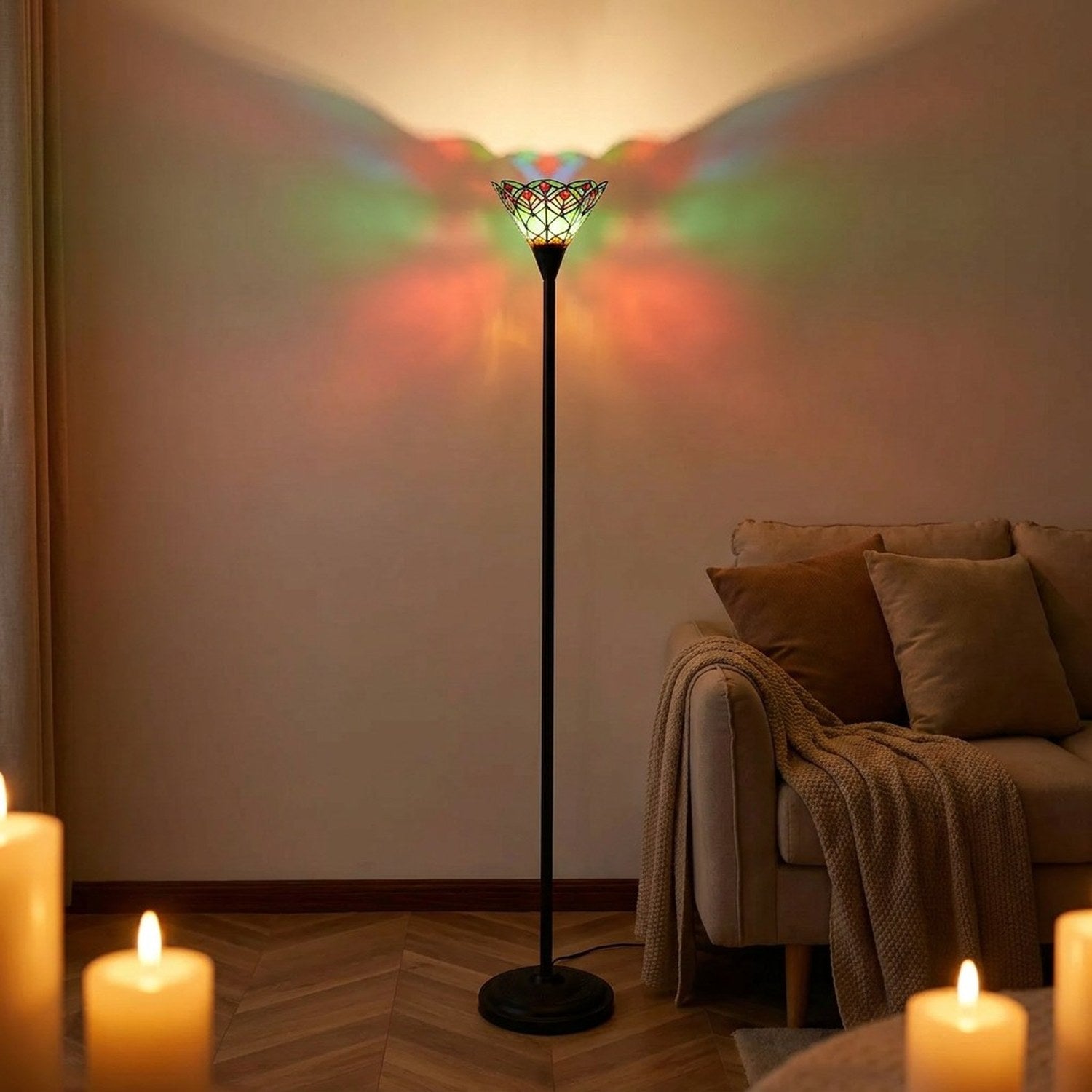 Lampadaire Tiffany vitrail allumé dans un salon feutré, jeux de lumières colorés sur les murs