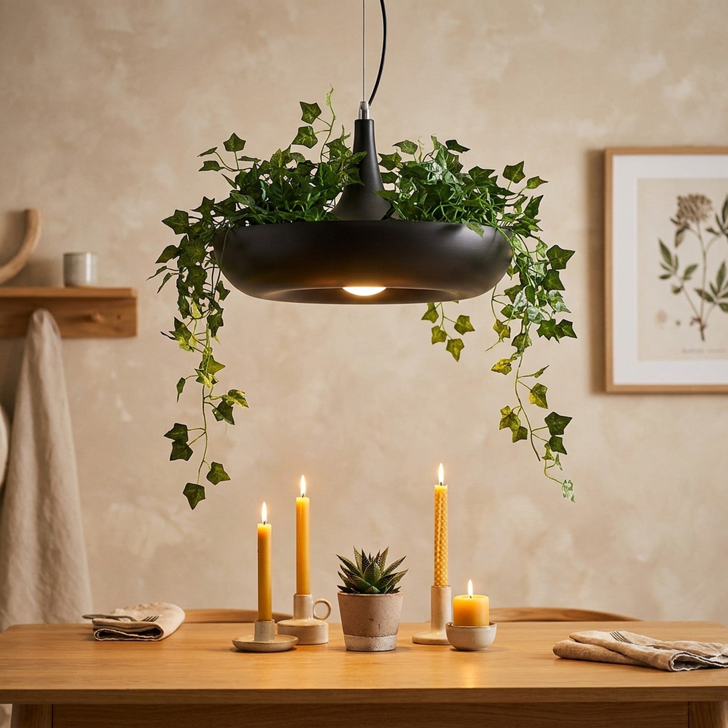 Suspension jardinière avec lierre dans une salle à manger nordique