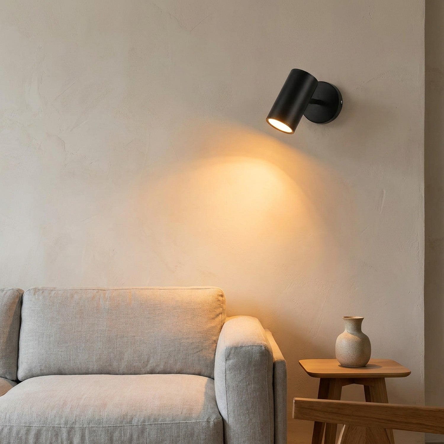 Applique murale LED noire dans un salon au-dessus du canapé
