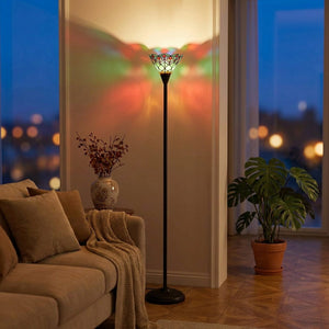 Lampadaire Tiffany élégant dans un salon classique, lumières colorées projetées au plafond
