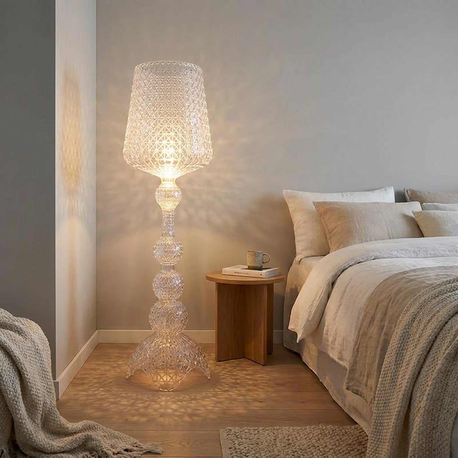 Lampadaire acrylique transparent ajouré allumé dans un coin de chambre nordique