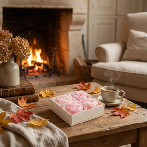 Coffret bougies parfumées posé sur table salon cheminée cosy idée cadeau