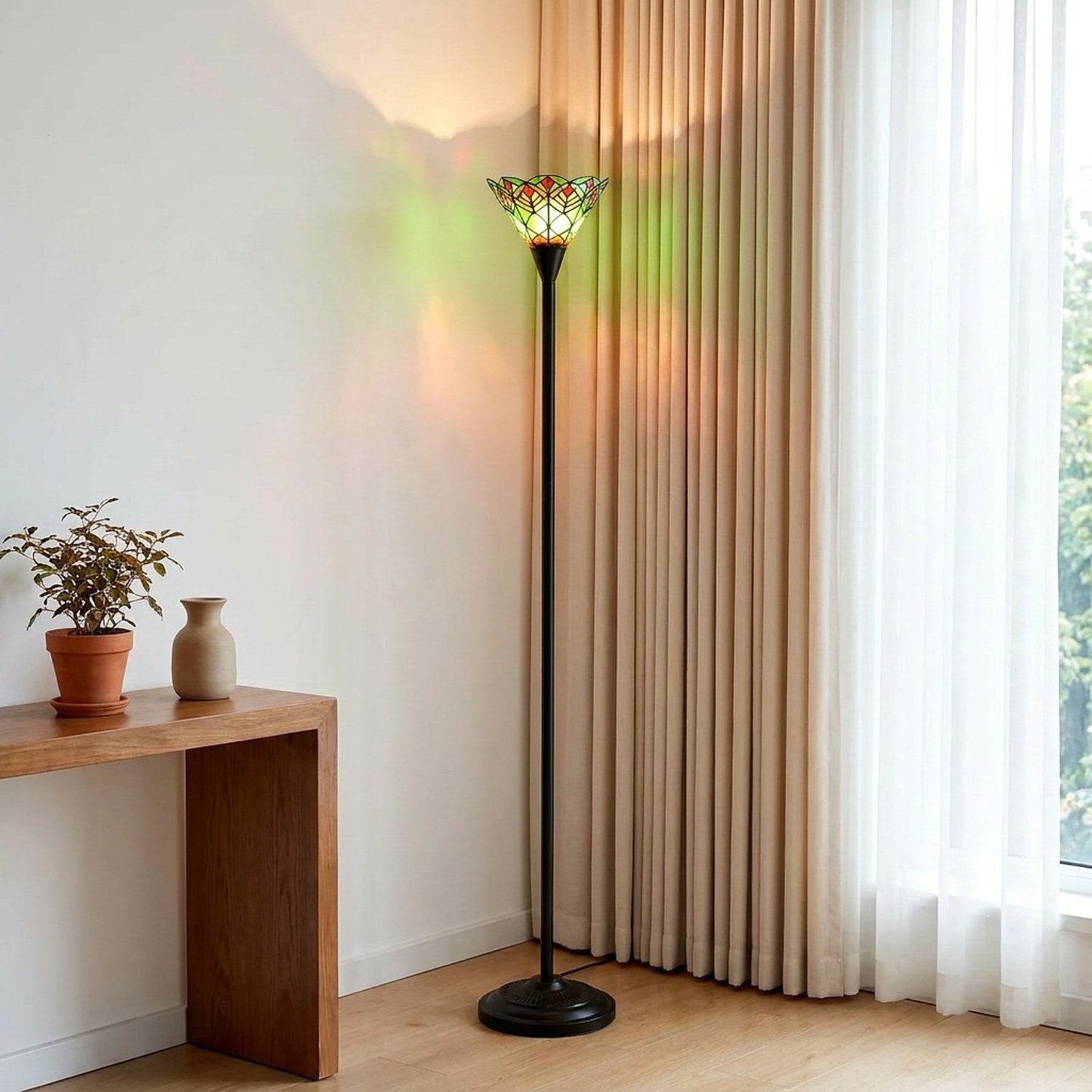 Lampadaire Tiffany élégant dans un salon classique près d'une fenêtre à rideaux