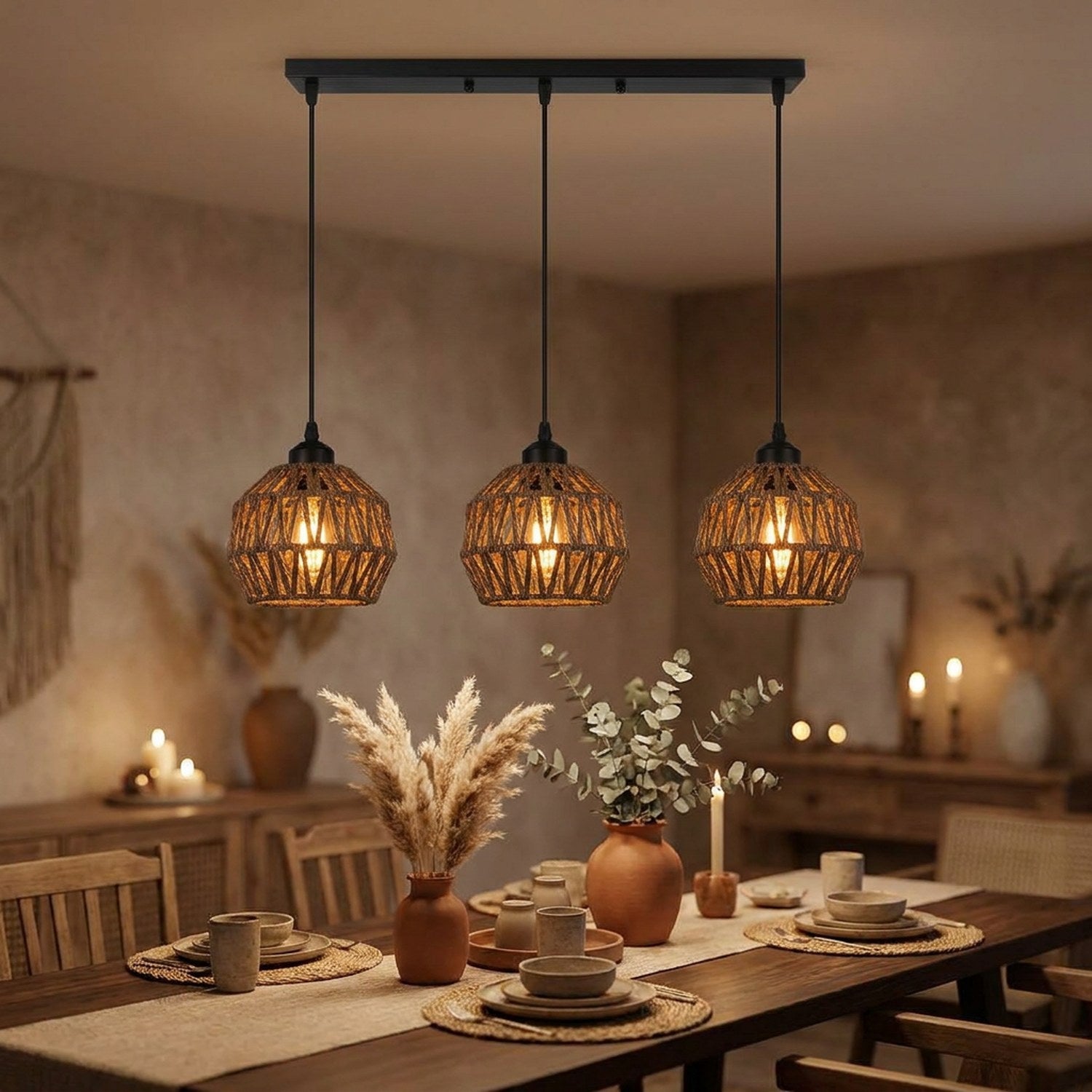 Lustre linéaire trois lampes en corde de chanvre brun foncé au-dessus d'une table rustique