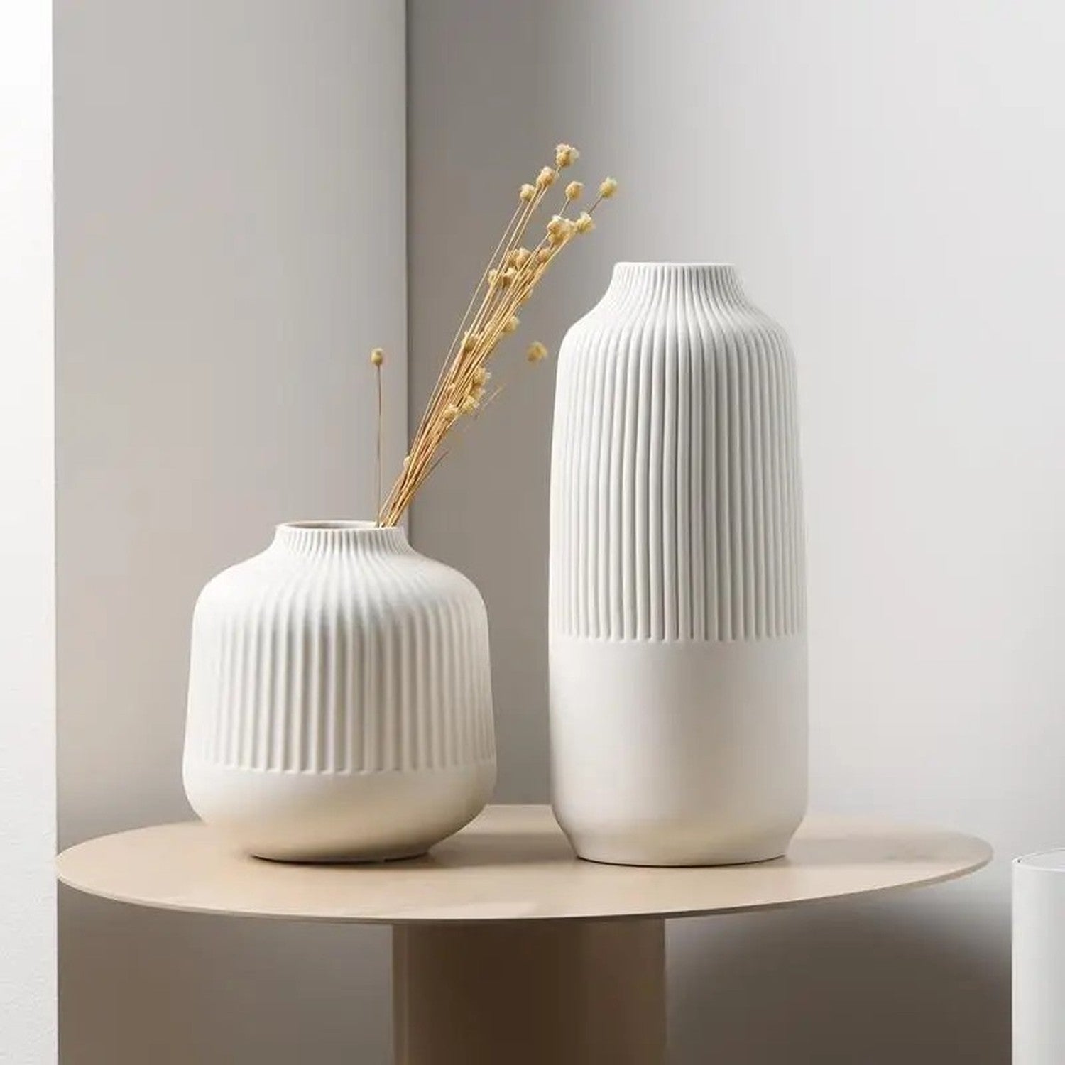Lot 2 vases céramique blanc strié avec fleurs séchées sur table ronde