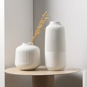 Lot 2 vases céramique blanc strié avec fleurs séchées sur table ronde