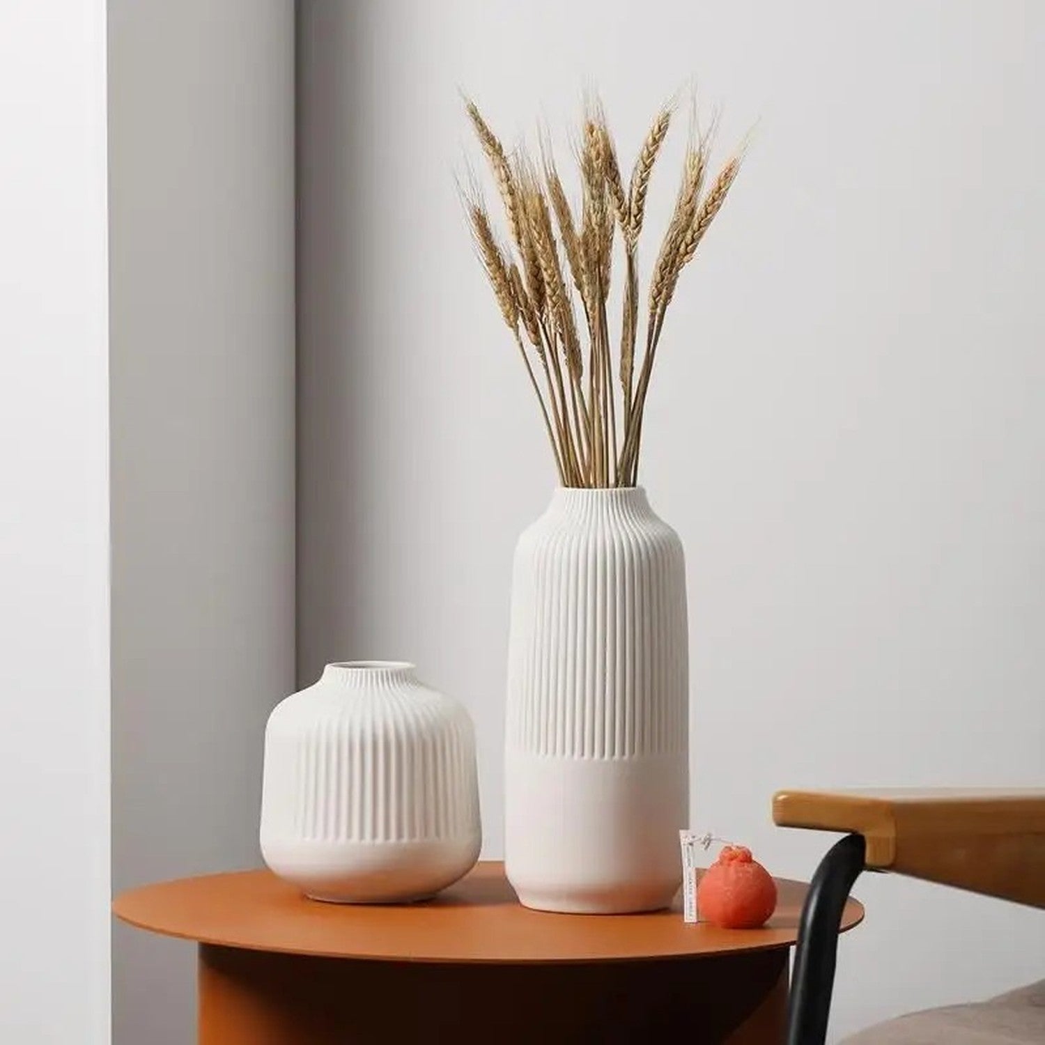 Vases céramique nordique blanc mat avec épis de blé séchés table orange