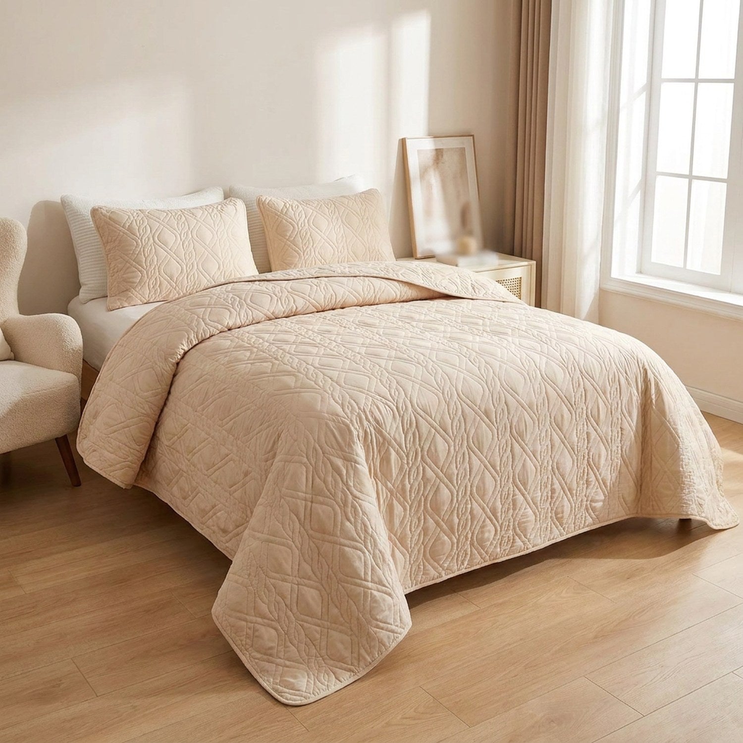 Couvre-lit beige matelassé sur un lit complet dans une chambre cocooning