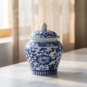 Pot à thé porcelaine bleue et blanche sur marbre près fenêtre lumineuse
