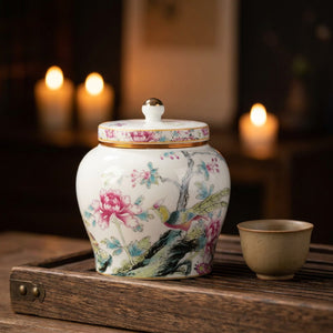 Pot à thé chinois coloré sur plateau en bois avec tasse et bougies